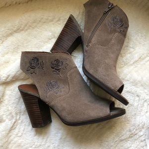Lucky Listana bootie size 8.5